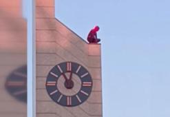Görenler şaşkına döndü! Spiderman kostümlü kişi saat kulesine tırmandı
