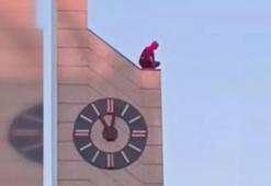 Görenler şaşkına döndü! Spiderman kostümlü kişi saat kulesine tırmandı