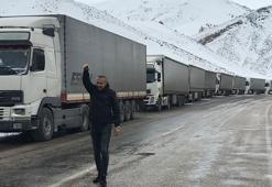 TIR kuyruğu, 15 kilometreye ulaştı! 'Yiyeceğimiz, içeceğimiz ve yakıtımız tükendi'