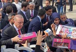 Cumhurbaşkanı Erdoğan, çocuklara oyuncak dağıttı