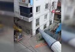 Esenyurt'ta cami minaresi binanın üzerine devrildi