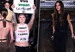 Victoria Beckham sahneye koltuk değnekleriyle çıktı! Defileyi protestocular bastı