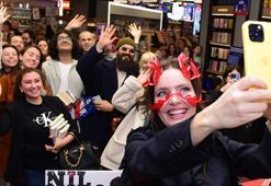 Nil Karaibrahimgil imza gününde sevenleriyle buluştu