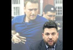 Navalni’nin yardımcısına çekiçli saldırı