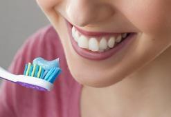 Dişleri kapkara yapıyor, patır patır döküyor! Sebebi çay değil, kahve değil mor meyveler