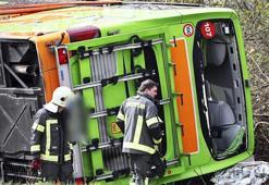 Almanya'da otobüs devrildi: Ölü ve yaralılar var