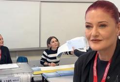 1245 nolu sandık başına gelen Candan Erçetin sürprizi ile karşılaştı!