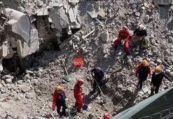 Esenler'de faciadan dönüldü! Kontrollü yıkım sırasında bina çöktü