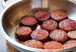 Lezzetli sucuğun sırrı! Kızartırken tavaya yarım bardak ekleyin