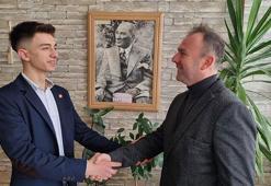 11 adayın yarıştığı seçimde 18 yaşındaki genç muhtar oldu