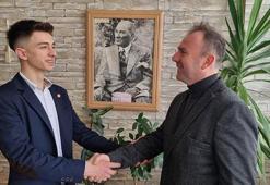 11 adayın yarıştığı seçimde 18 yaşındaki genç muhtar oldu