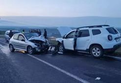Diyarbakır'da feci kaza! Kafa kafaya çarpıştılar! 9 yaralı