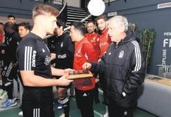 Beşiktaş'ta gençler, Fernando Santos'un elini öptü!