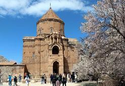 Akdamar Adası'nda bayram tatili yoğunluğu