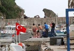 Antalya'da genç kız falezlerde mahsur kaldı