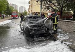 Park halindeki otomobil alev alev yandı