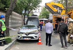 Şişli'de panik anları! Yol çöktü, araçlar içine düştü