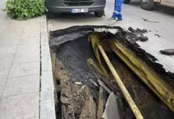 Şişli'de korku dolu anlar! Cadde çöktü araçlar içine düştü