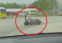 Motosikletiyle ön kaldırdı, kayarak yere düştü