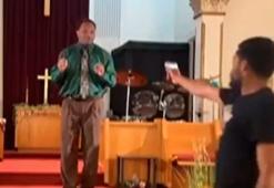 Canlı yayında şoke edici an! Ayin yapan papazı vurmak istedi, sonrası film sahnesi gibi