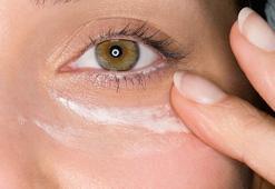 Göz altı torbalarına etkili çözüm! 10 dakika bekletin, sonuç muhteşem