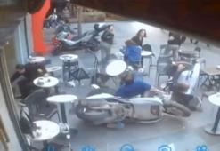 Fatih'te motosiklet kafede oturanların arasına daldı: 4 yaralı