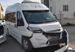 İşçi servis minibüsüyle otomobil çarpıştı! Yaralılar var