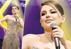 Elbisesiyle geceyi aydınlattı