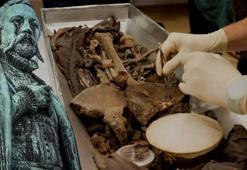 2 kez mezarı açıldı, idrarını tutarak can vermiş! 'Âlim gibi yaşadı, aptal gibi öldü'