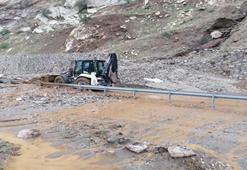 Siirt'te heyelan! İki ilçeyi birbirine bağlayan yol ulaşıma kapandı