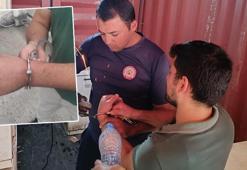 Yolda bulduğu kelepçeyi bileğine taktı... Yardımına itfaiye ekipleri koştu