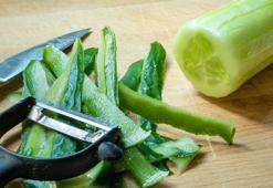 Bunu duyunca çöpe atmaktan vazgeçeceksiniz! Salatalık kabuklarının aklınıza gelmeyecek kullanım alanları