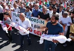 Maket bebekler ve oyuncaklar ile İsrail protesto edildi