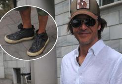 Mehmet Günsür'ün sokak tarzı! Eski ve yırtık ayakkabısı dikkat çekti