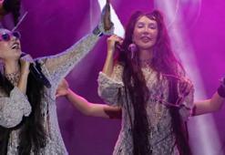 Hande Yener'den playback yapan şarkıcılara gönderme! 'Arka taraf bizi duyuyor mu?'
