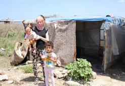 Albino kadın Adana sıcağında 3 çocuğuyla çadırda yaşadıklarını anlattı