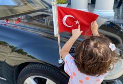 2 küçük kardeşin, makam aracındaki Türk bayrağını öpmesi kameraya yansıdı