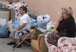 Engelli aile kapı önüne konuldu! 'Geceyi nasıl atlatacağımızı bilmiyoruz'