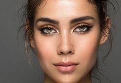 Düşük göz kapaklarını bile badem gibi yapıyor! Bu makyaj tekniğiyle estetiğe gerek yok