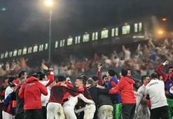 Makinistin milli maç heyecanı! Marmaray'ı durdurdu, taraftarlarla maç izledi