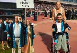 Biri 66 yaşında 6 üniversite bitirdi, diğeri oğlunu her gün tekerlekli sandalye ile okula getirdi