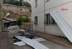 Tosya'da fırtına etkili oldu; lisenin çatısı uçtu, o anlar kamerada