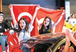 Kalplerdeki coşku meydanlara taştı