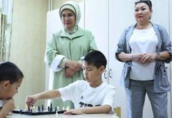 Emine Erdoğa'dan, Astana'da yetimhane ziyareti