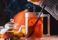 Çayı böyle demleyince lezzeti ikiye katlanıyor! Birkaç damla sıkıp mideyi rahatlatın