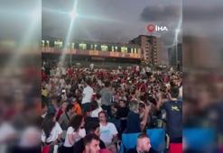 Marmaray makinisti milli maçı taraftarla beraber izledi