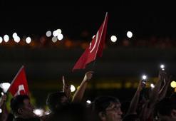 Rize'de yağmurlu havaya rağmen milli maç dev ekranda izlendi!