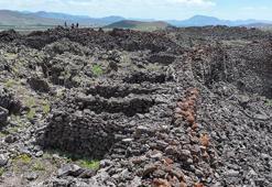Tendürek Dağı'nda gizemli kale! Lav taşlarının ortasında
