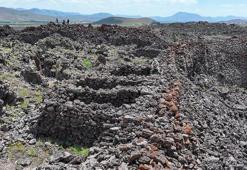 Tendürek Dağı'nda gizemli kale! Lav taşlarının ortasında