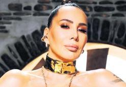 Sahnelere sesiyle dönüyor